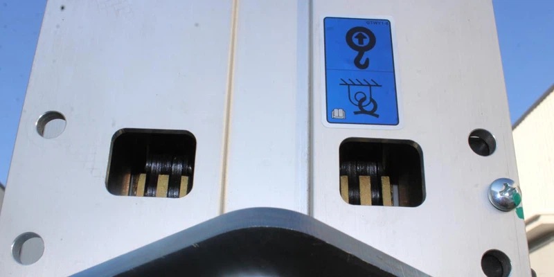 Self-leveling chain system Self-leveling chain system